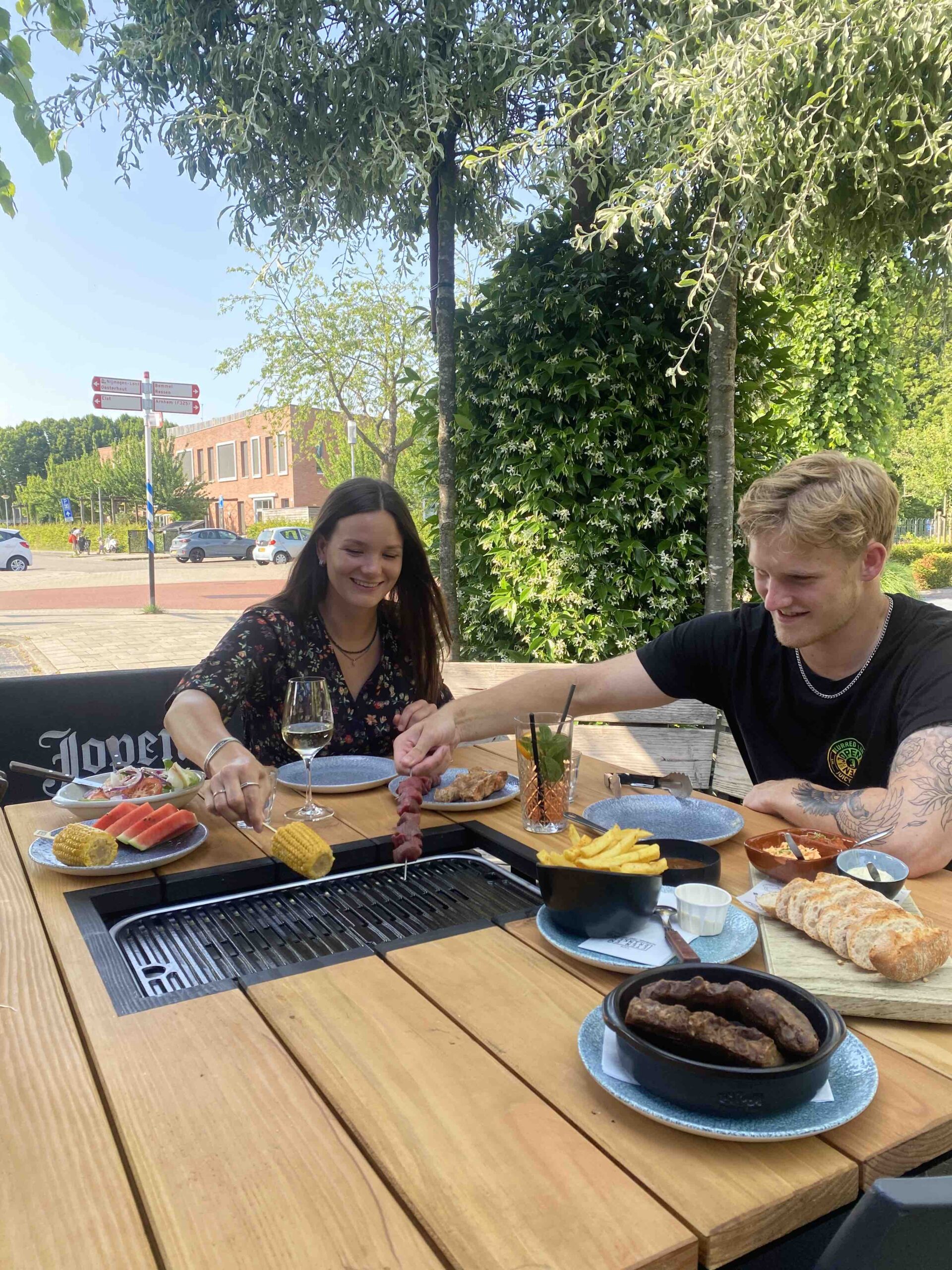 Zelf barbecueën op het terras bij café Eten en Drinken Lent