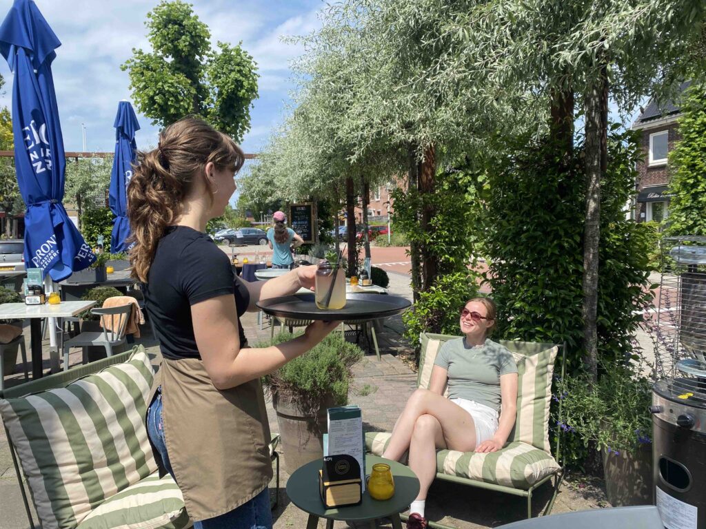 Lounge stoelen op het terras in Lent