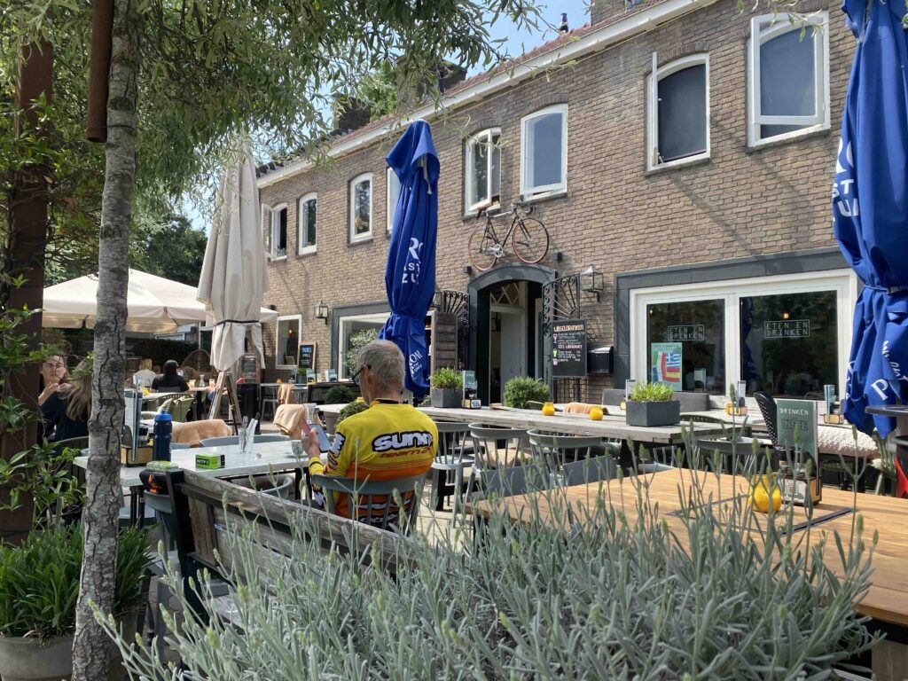 Fietsers op het terras