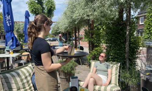 Lounge stoelen op het terras in Lent