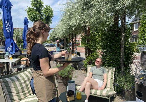 Lounge stoelen op het terras in Lent