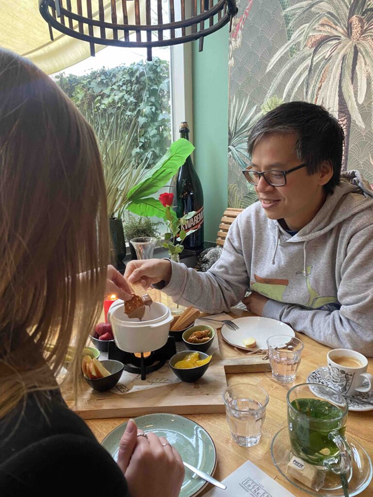 Chocolade fondue tijdens Chau's Chocolade Festijn